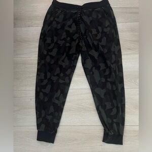 Zella joggers in gray camo w hidden zipper pocket in size large